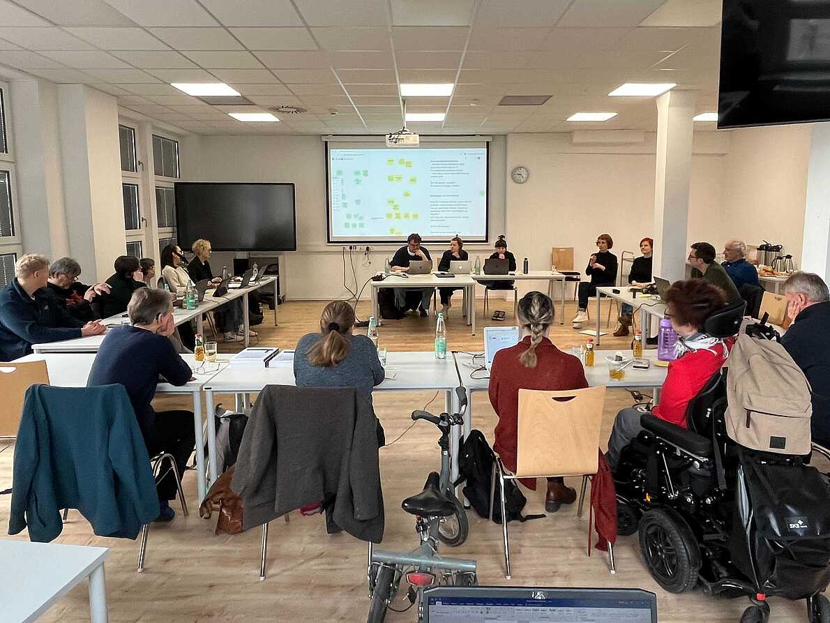 Auf diesem Bild sind alle Teilnehmenden des Workshops zu sehen